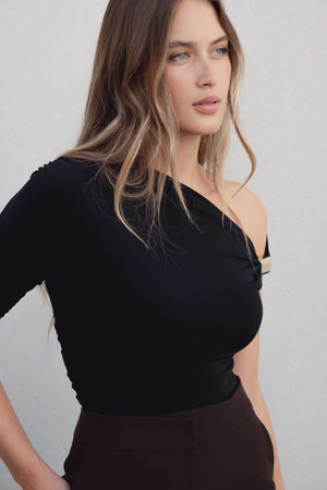 TOP ASIMÉTRICO APLIQUE