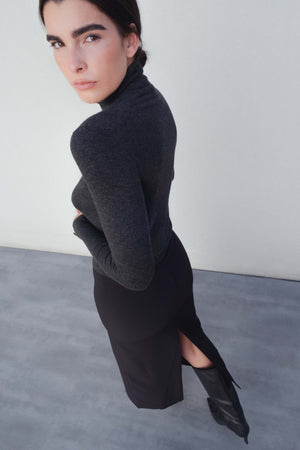 FALDA MIDI CON ABERTURAS